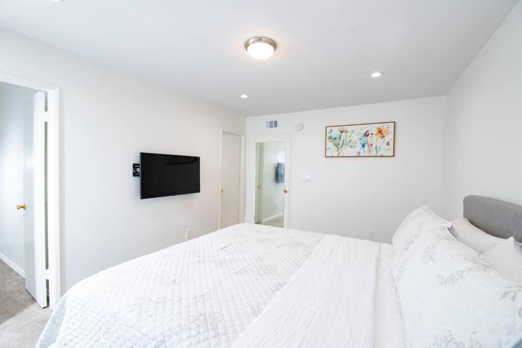 Apartment Brand New Remodeled 3 Bedroom In Reseda *