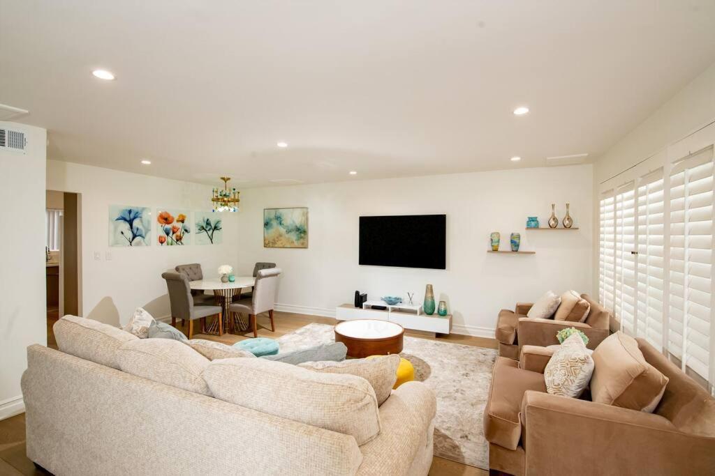 Brand New Remodeled 3 Bedroom In Reseda Apartment *
