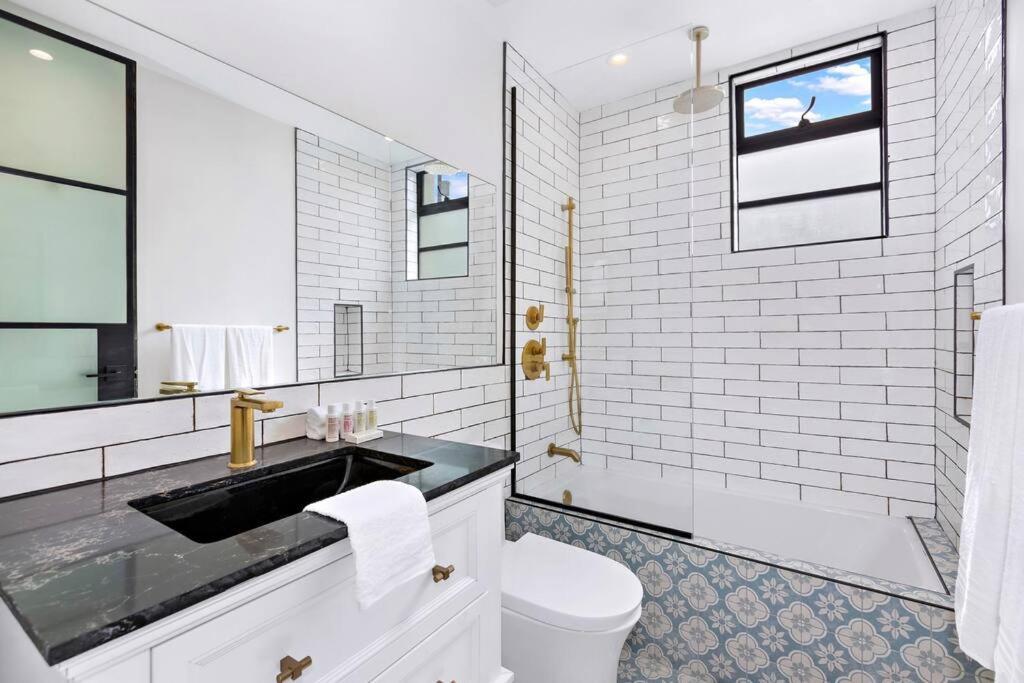 4br Modern & Spacious Townhouse W/ Free Parking