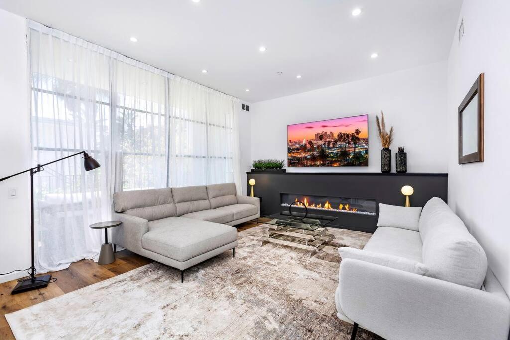 4br Modern & Spacious Townhouse W/ Free Parking