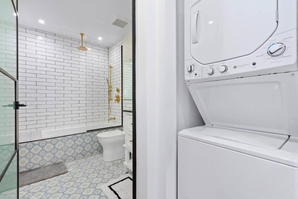 4br Modern & Spacious Townhouse W/ Free Parking *