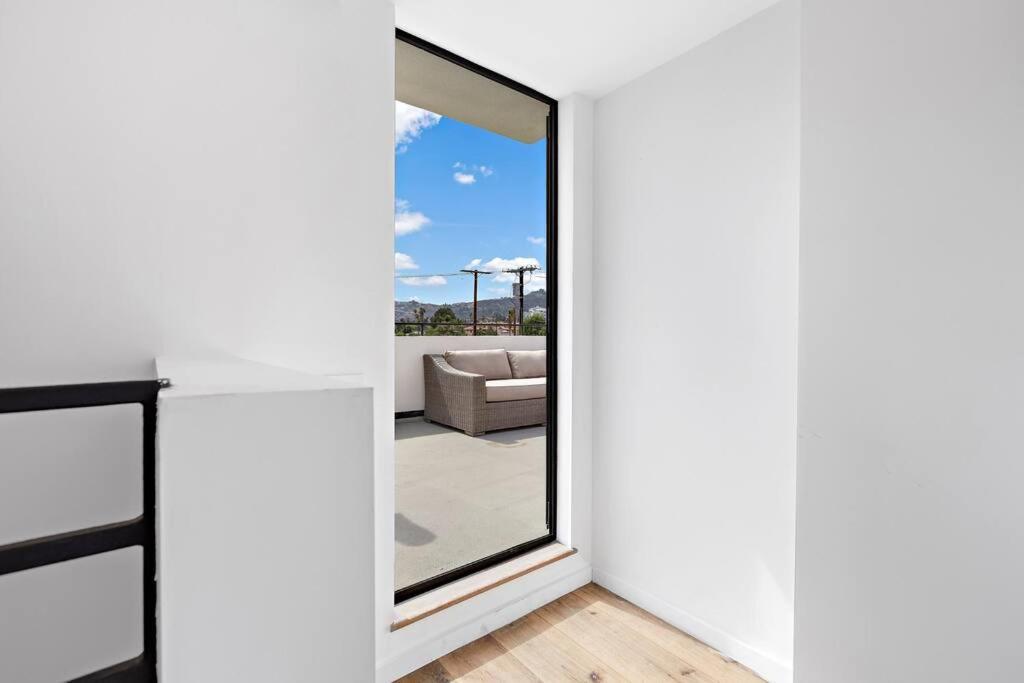 4br Modern & Spacious Townhouse W/ Free Parking Apartment