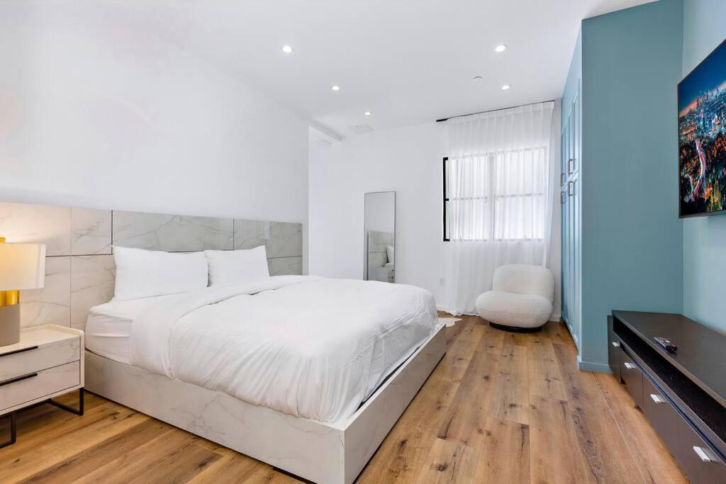 4br Modern & Spacious Townhouse W/ Free Parking Apartment