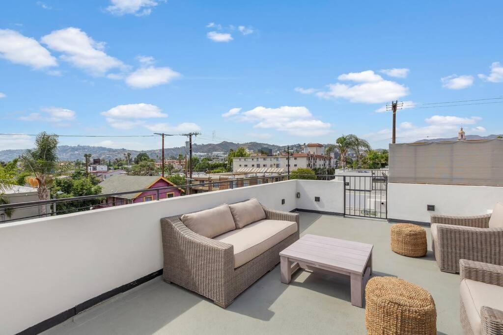 Apartment 4br Modern & Spacious Townhouse W/ Free Parking *