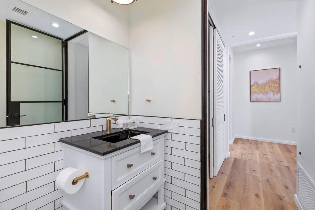 Apartment 4br Modern & Spacious Townhouse W/ Free Parking