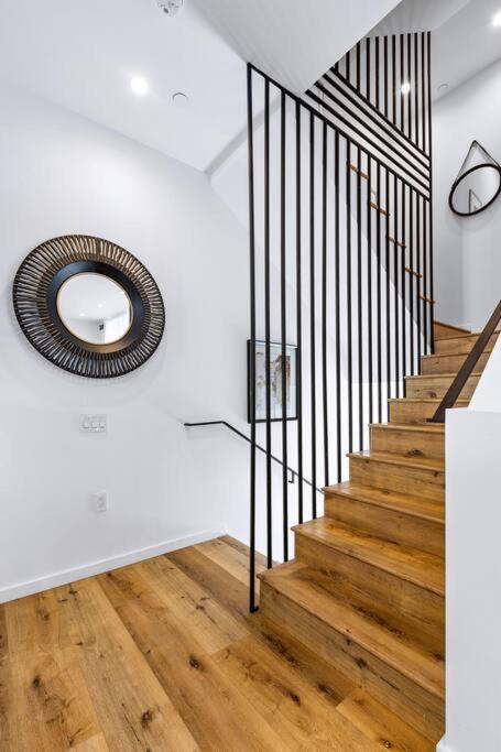 Apartment 4br Modern & Spacious Townhouse W/ Free Parking *