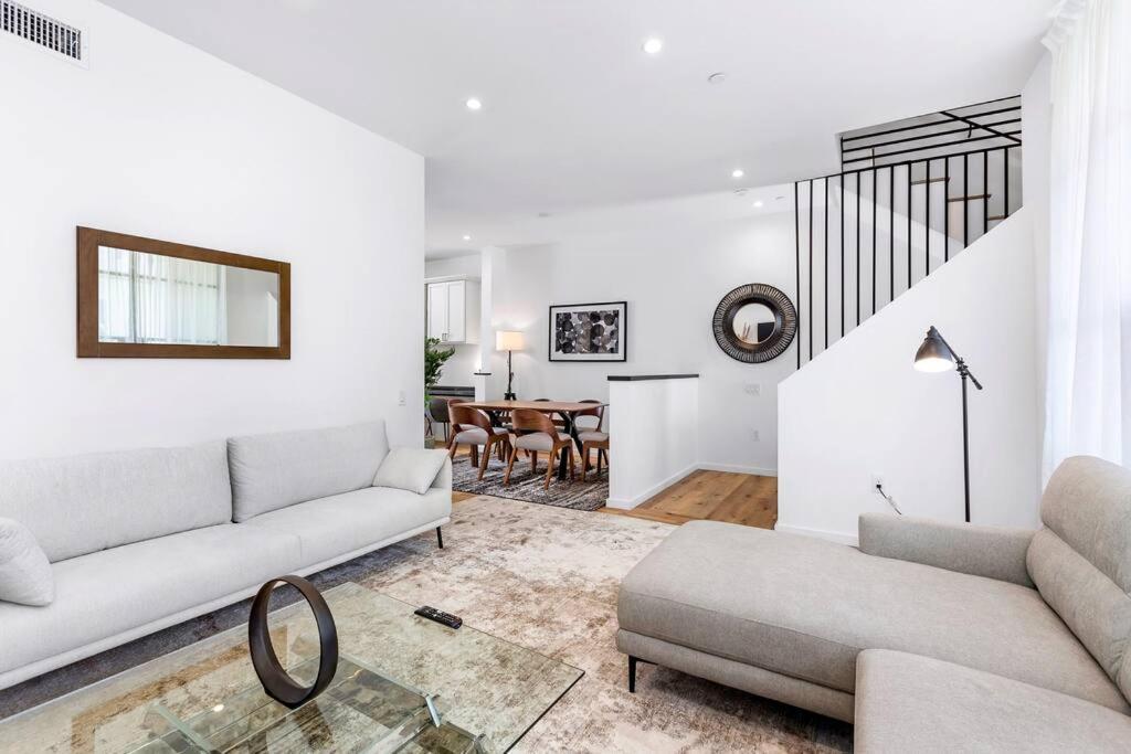 4br Modern & Spacious Townhouse W/ Free Parking Apartment
