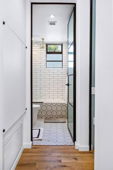 4br Modern & Spacious Townhouse W/ Free Parking