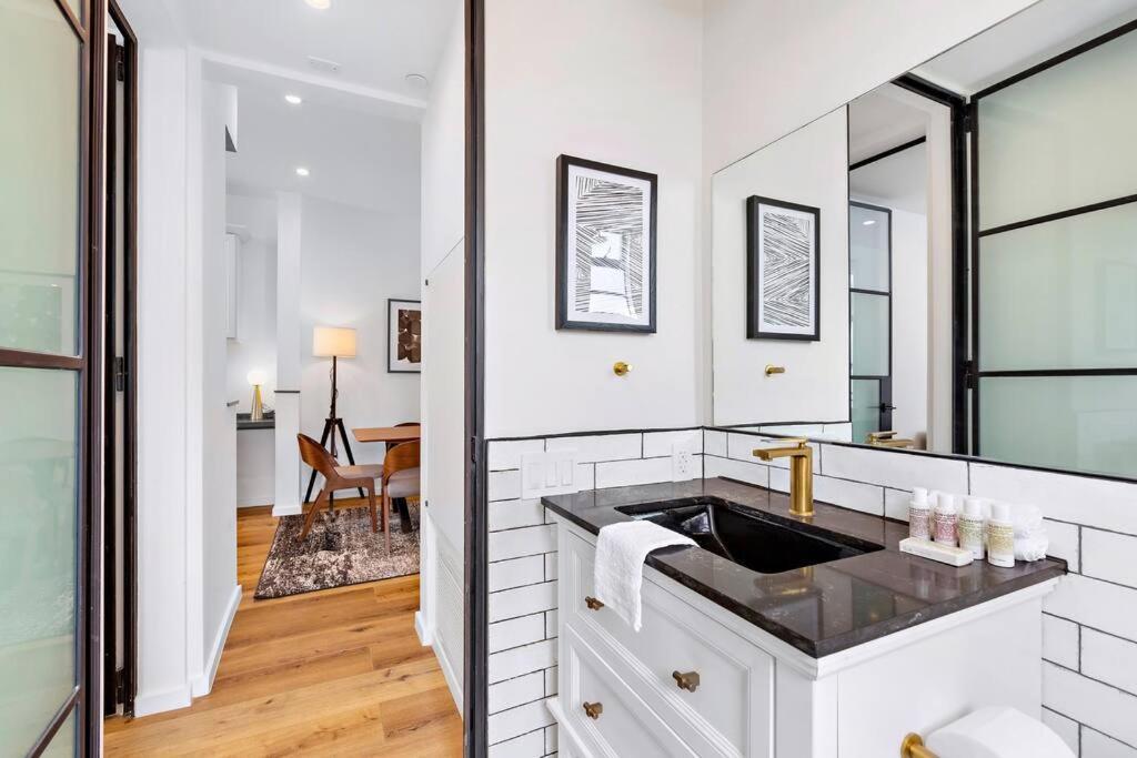 4br Modern & Spacious Townhouse W/ Free Parking Apartment *