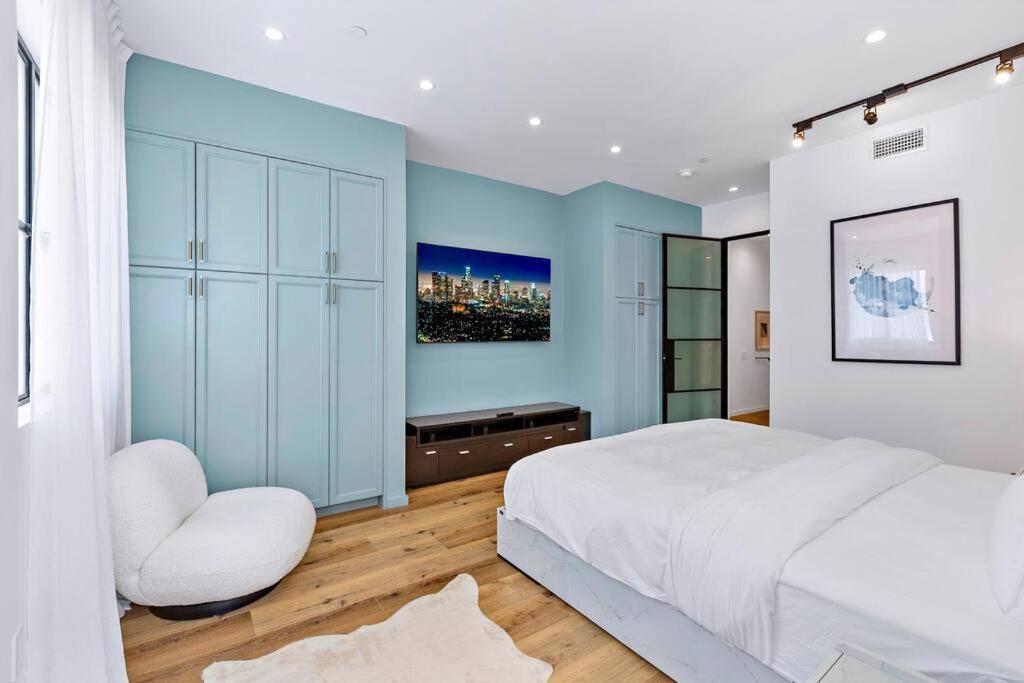 4br Modern & Spacious Townhouse W/ Free Parking