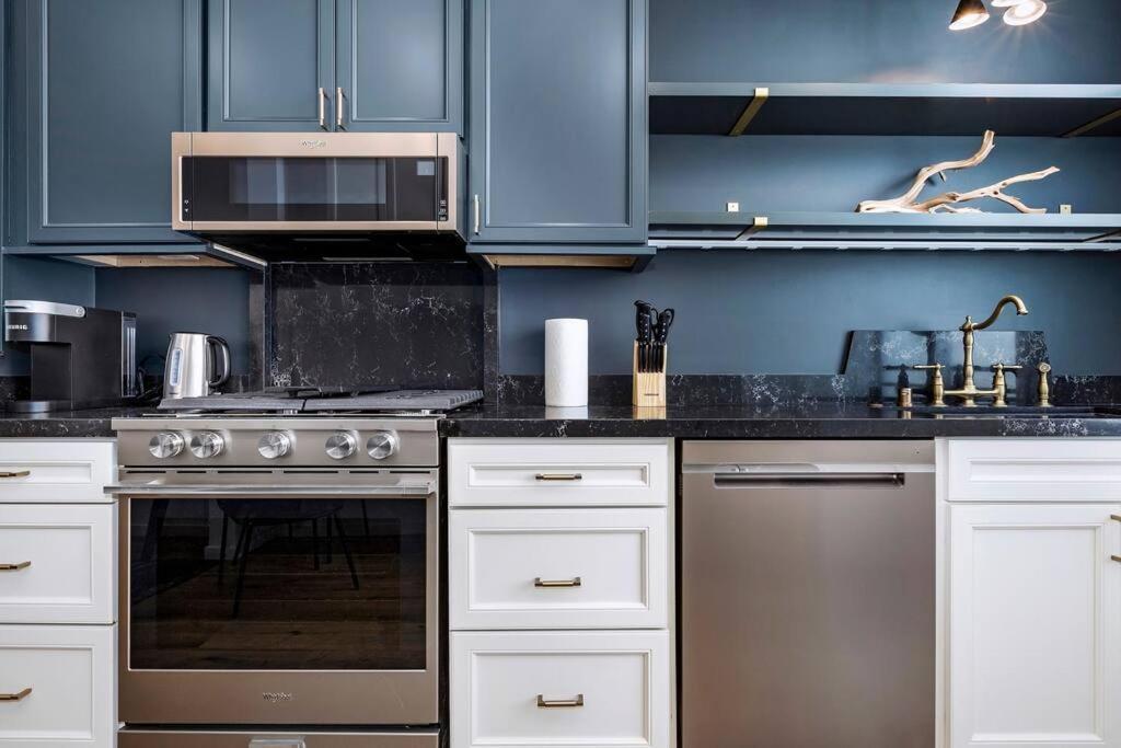 4br Modern & Spacious Townhouse W/ Free Parking
