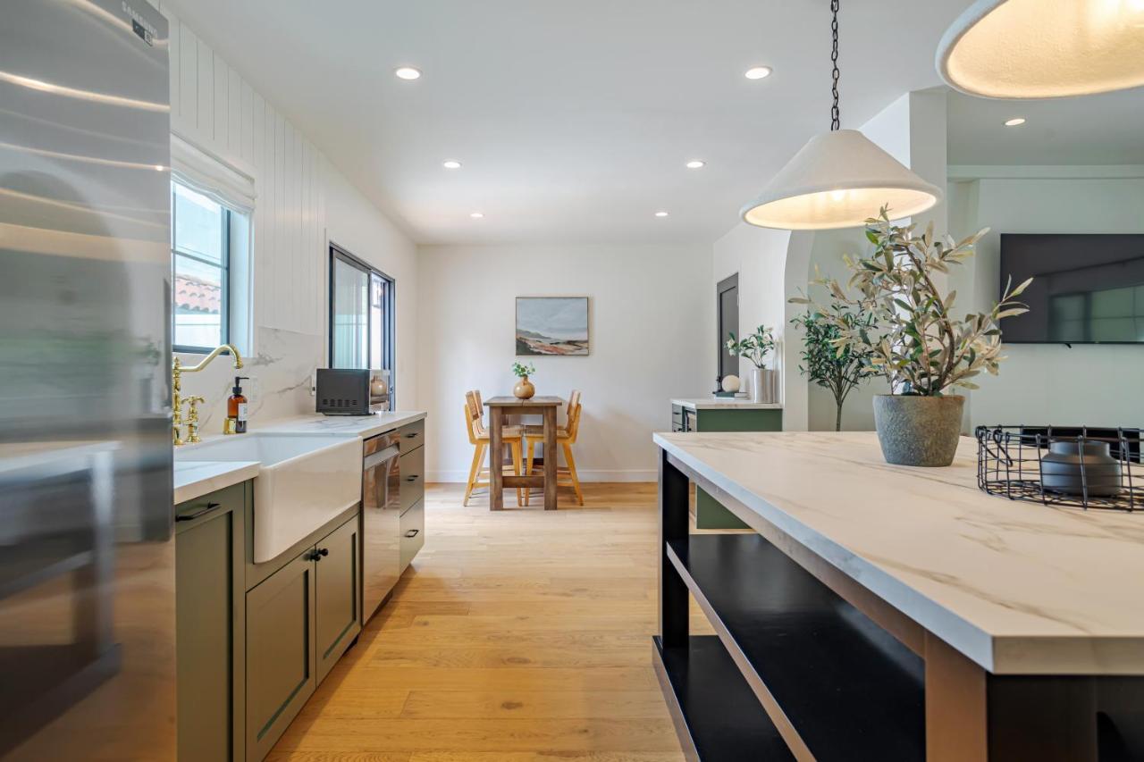 Designer 2 Bed Near Universal Sleeps 8 Hot Tub Holiday home Los Angeles