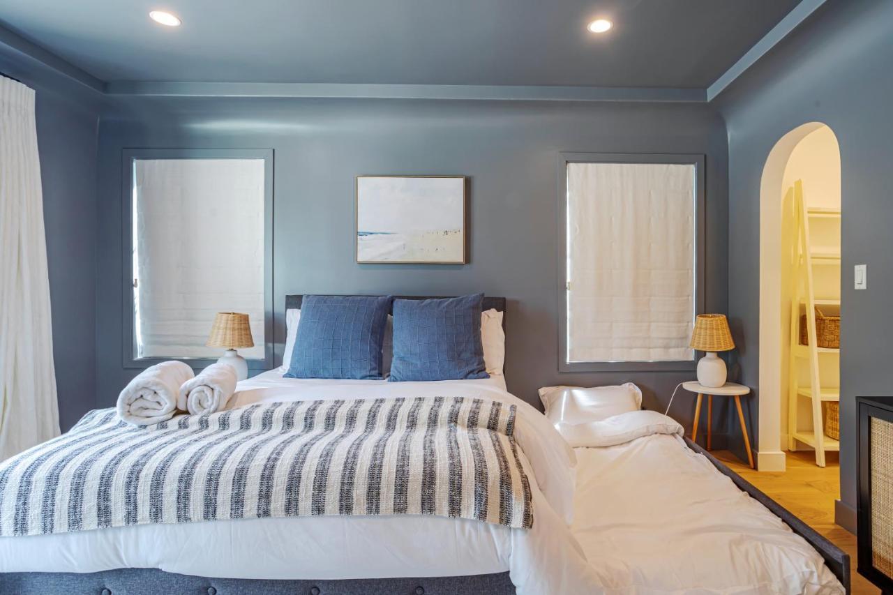 Designer 2 Bed Near Universal Sleeps 8 Hot Tub Holiday home Los Angeles