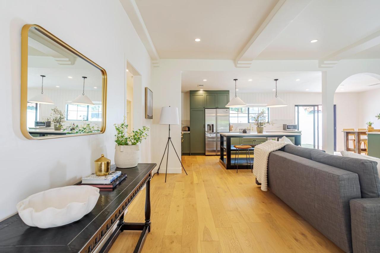 Designer 2 Bed Near Universal Sleeps 8 Hot Tub * Los Angeles