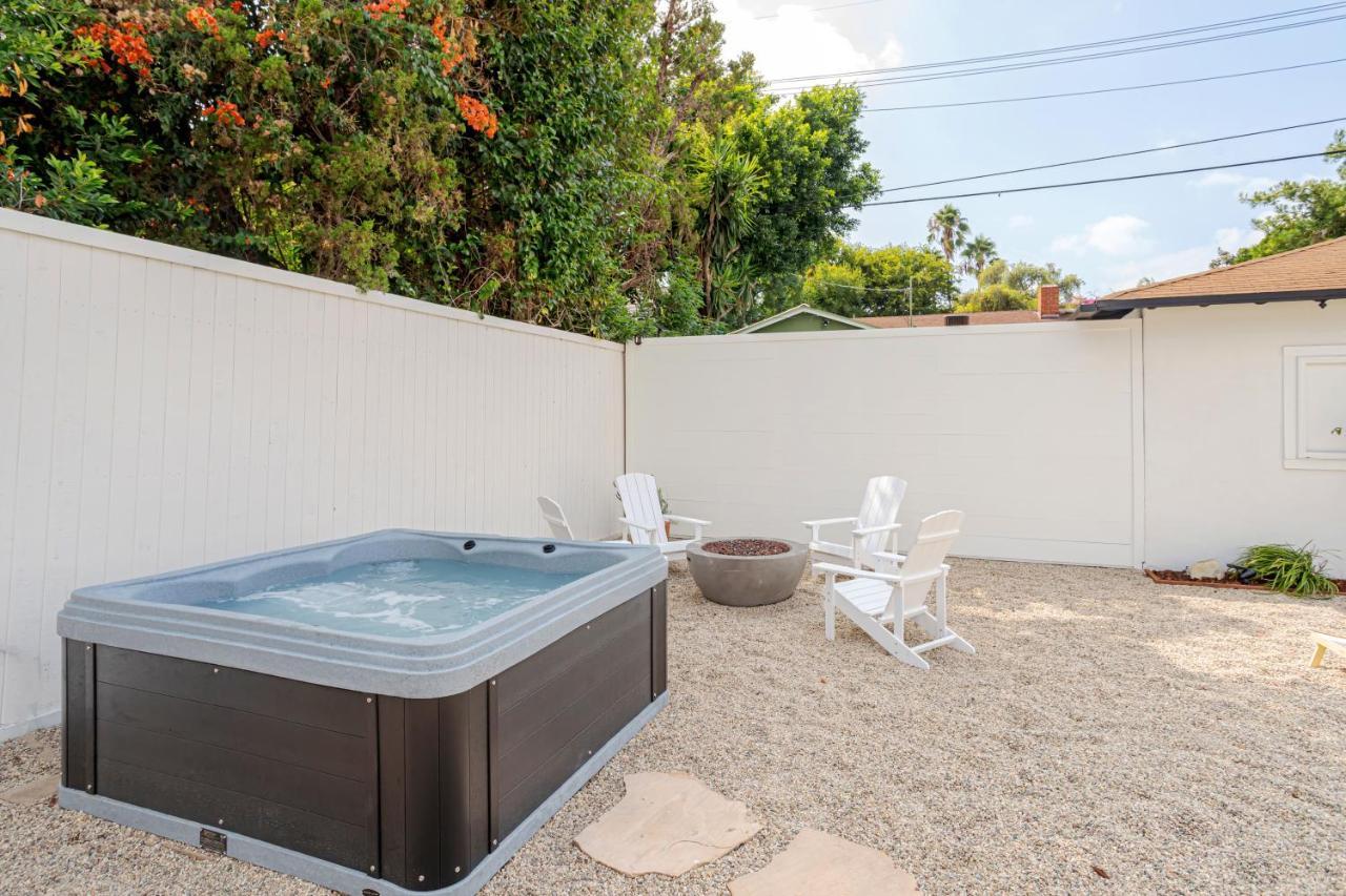 Designer 2 Bed Near Universal Sleeps 8 Hot Tub Holiday home Los Angeles