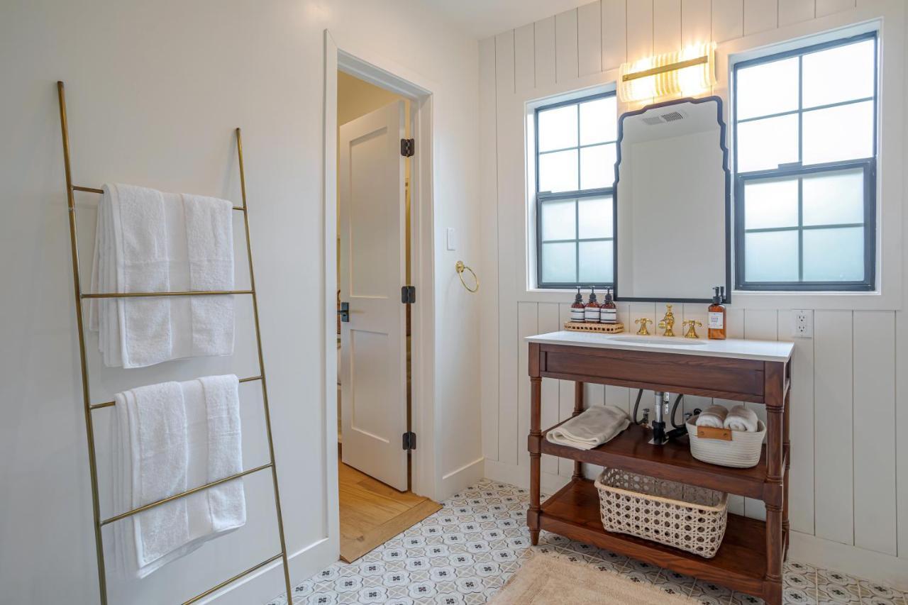 Designer 2 Bed Near Universal Sleeps 8 Hot Tub Holiday home Los Angeles