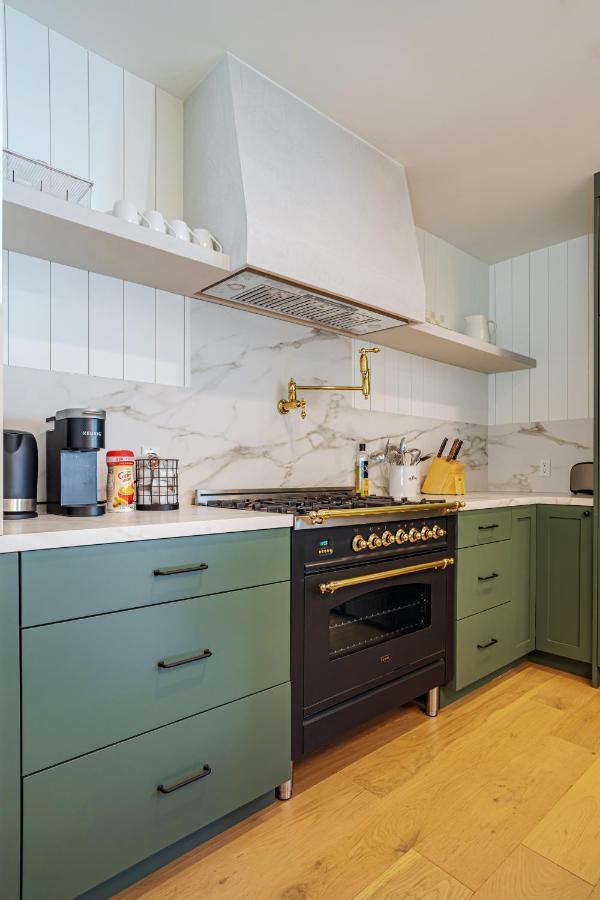 Designer 2 Bed Near Universal Sleeps 8 Hot Tub Holiday home *