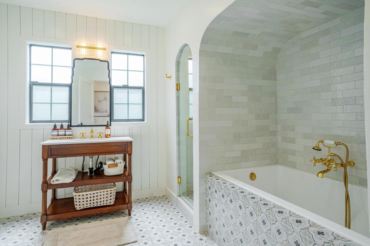 Holiday home Designer 2 Bed Near Universal Sleeps 8 Hot Tub Los Angeles