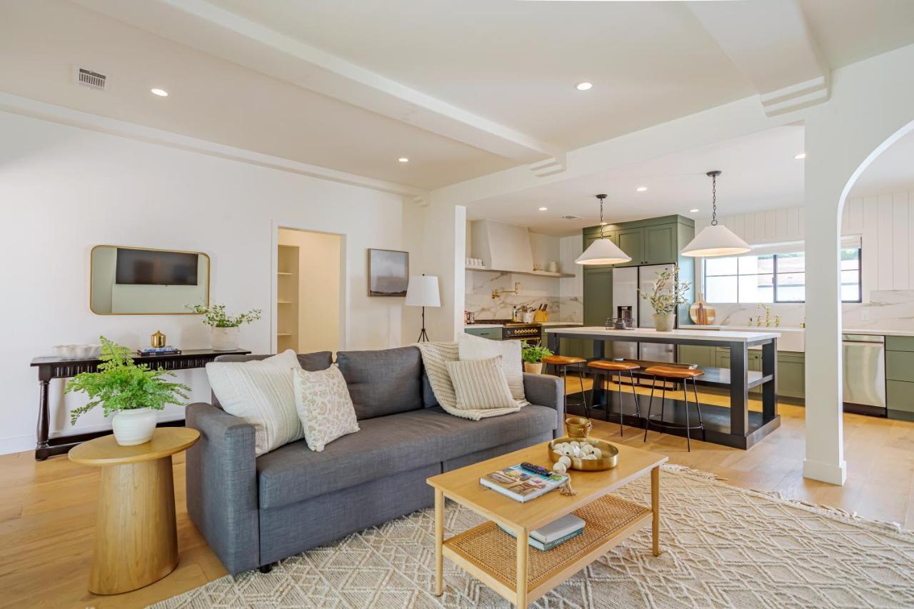 Holiday home Designer 2 Bed Near Universal Sleeps 8 Hot Tub Los Angeles