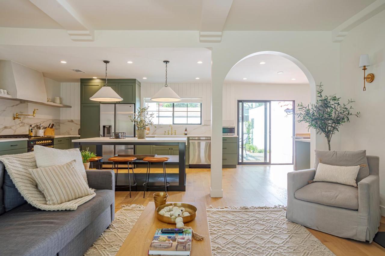 Designer 2 Bed Near Universal Sleeps 8 Hot Tub * Los Angeles
