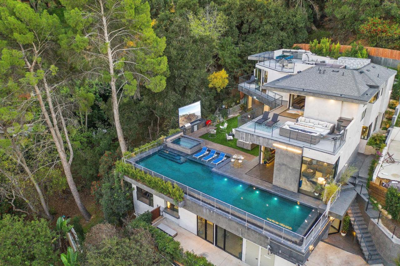 Villa Luxury Hilltop Retreat: Private With Multi-level Rooftop, Infinity Pool, Jacuzzi, Outdoor Kitchen, Outdoor Movie Screen
