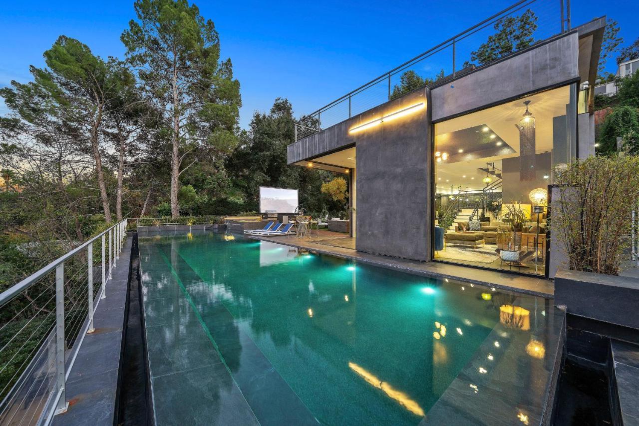 Villa Luxury Hilltop Retreat: Private With Multi-level Rooftop, Infinity Pool, Jacuzzi, Outdoor Kitchen, Outdoor Movie Screen Los Angeles