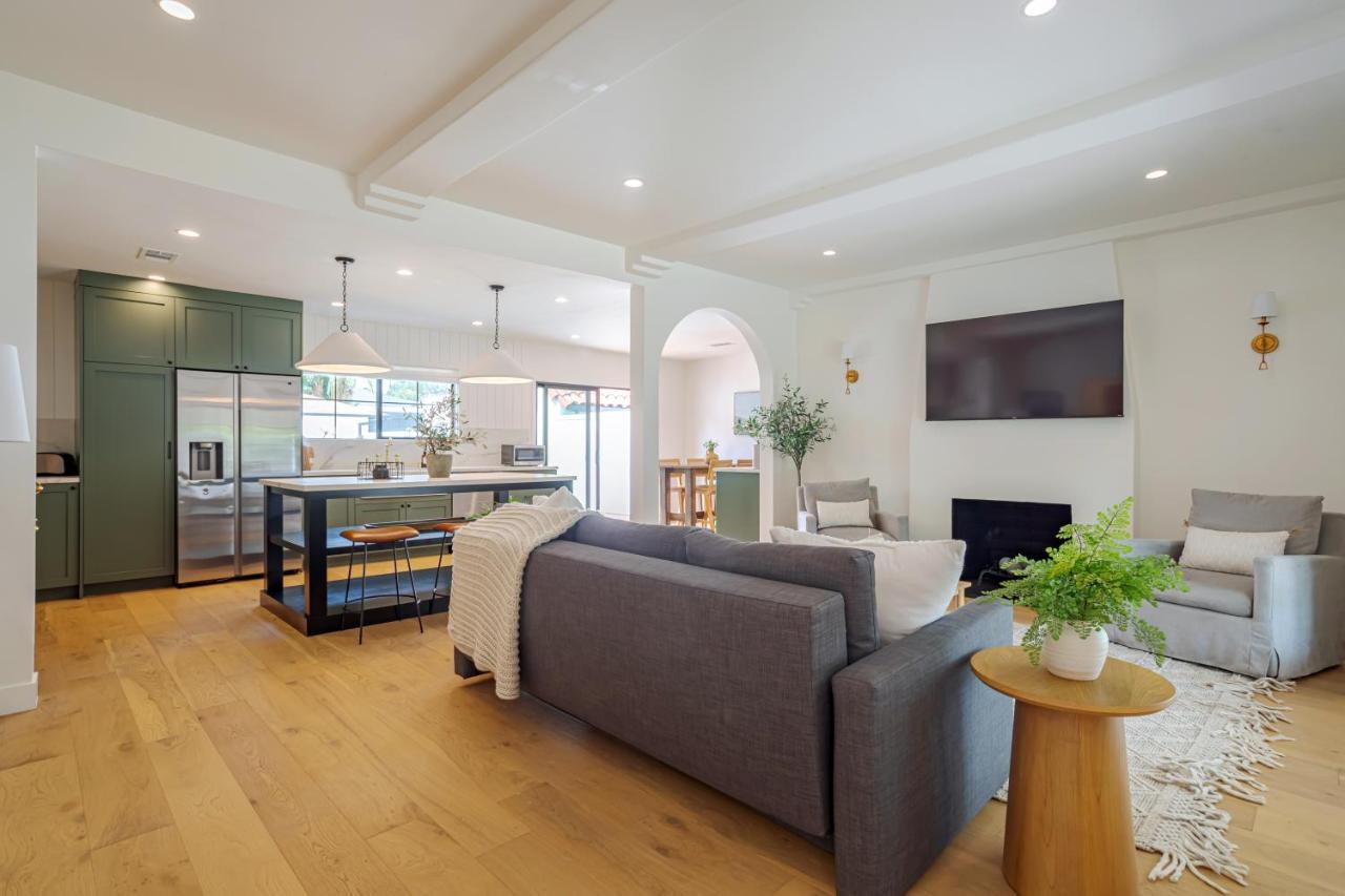 Designer 2 Bed Near Universal Sleeps 8 Hot Tub Los Angeles