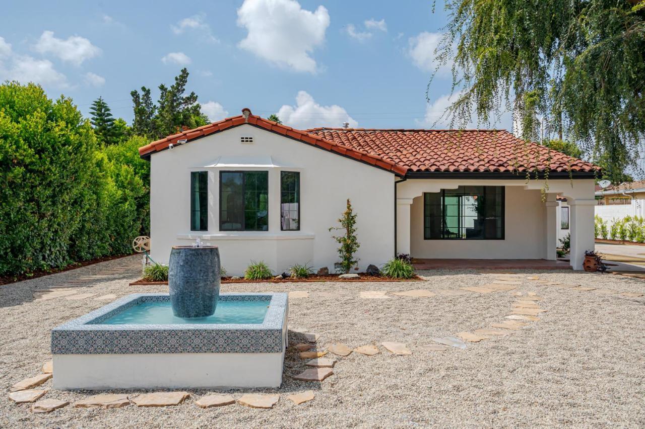 Designer 2 Bed Near Universal Sleeps 8 Hot Tub Holiday home Los Angeles