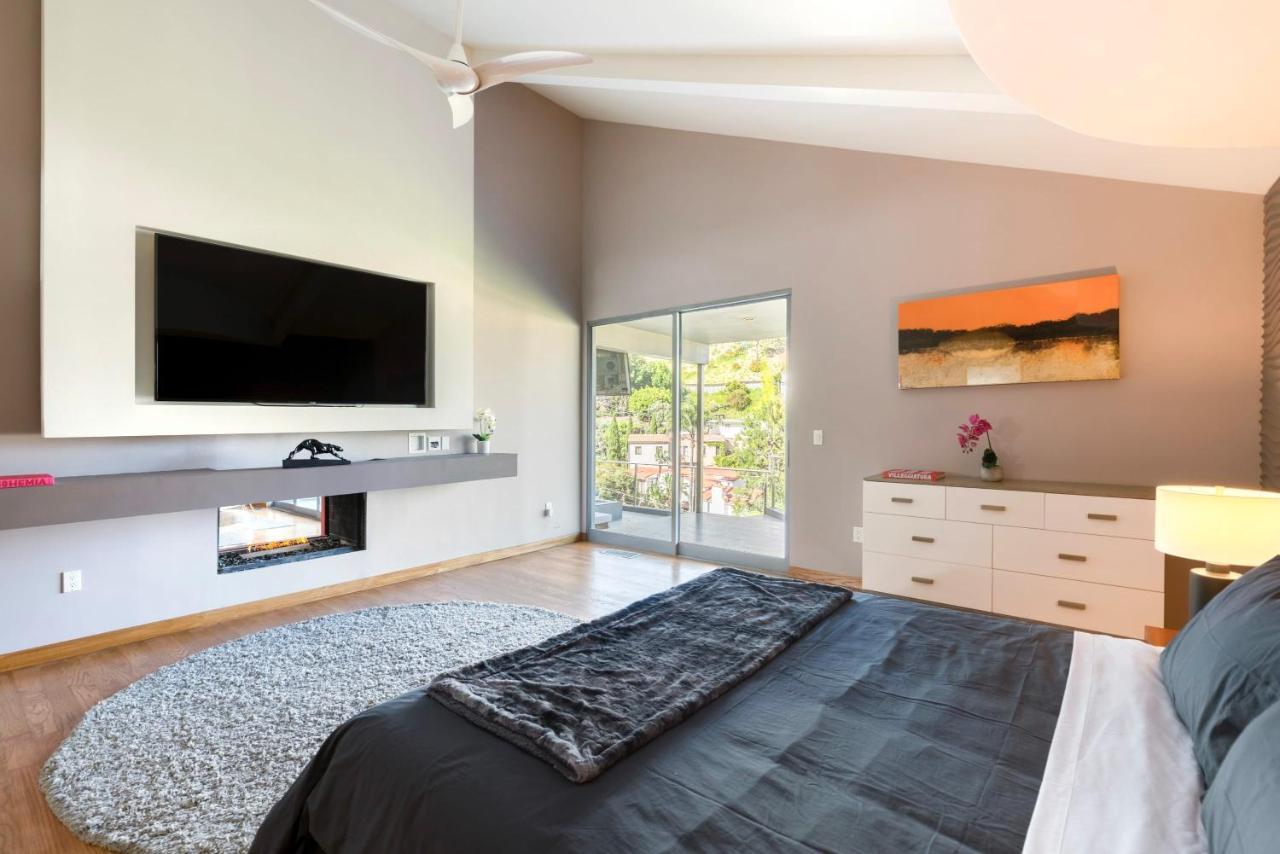 Holiday home 6mil 5br Sunset Strip Jetliner Views Oasis