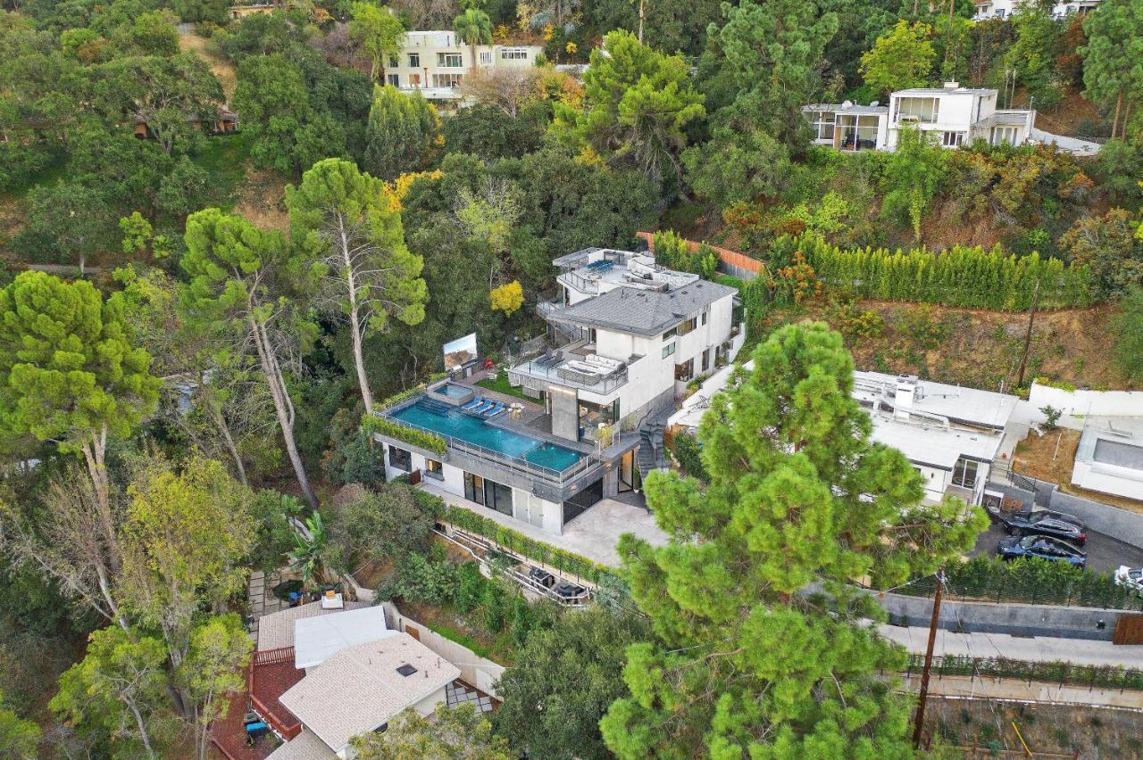 Villa Luxury Hilltop Retreat: Private With Multi-level Rooftop, Infinity Pool, Jacuzzi, Outdoor Kitchen, Outdoor Movie Screen