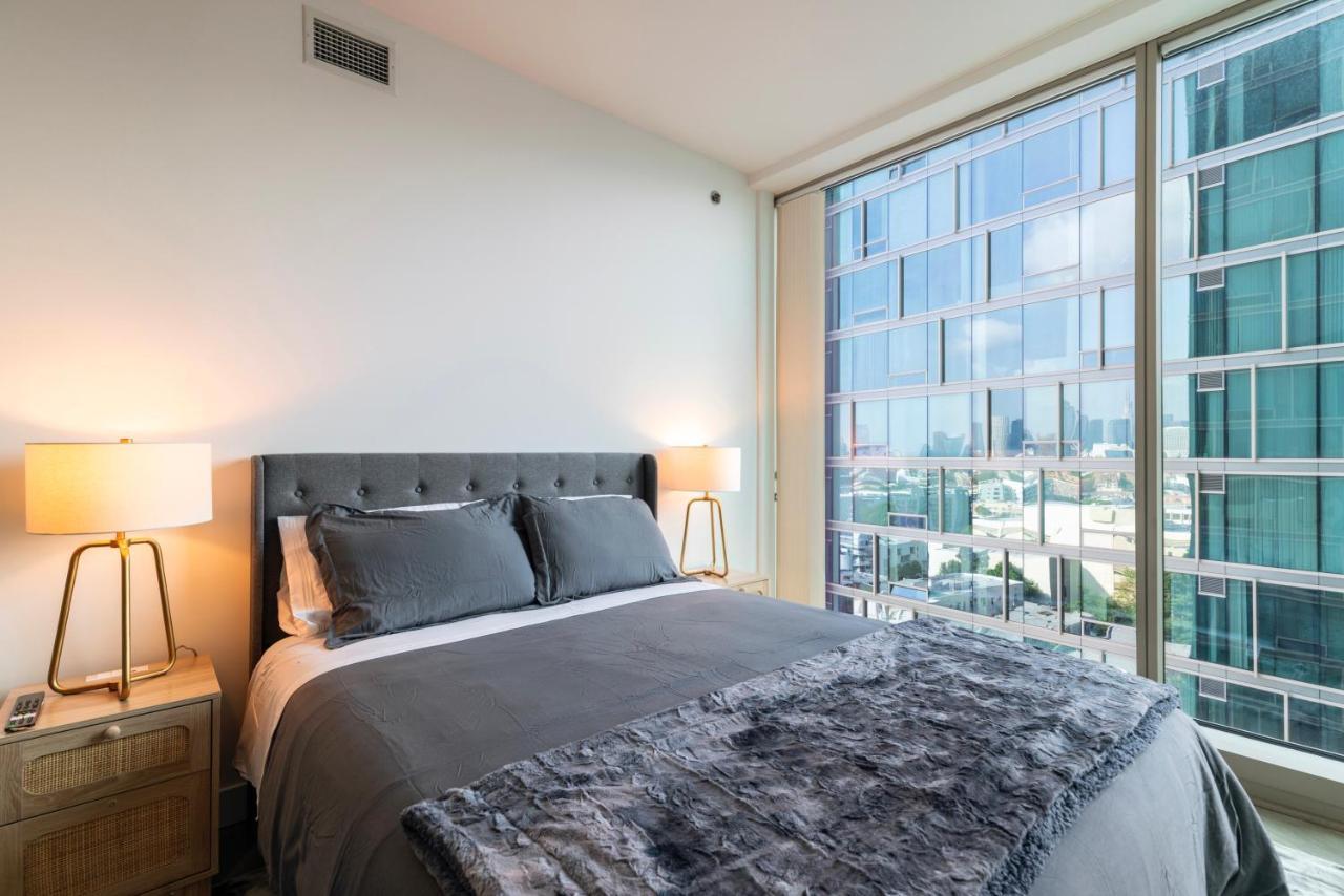Apartment 2br Luxury Highrise Hollywood Los Angeles