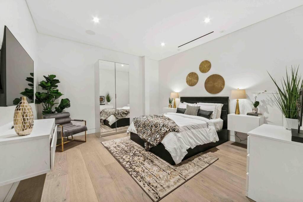 Hollywood Hills 5 Bedroom Villa, Pool, Rooftop, Parking *