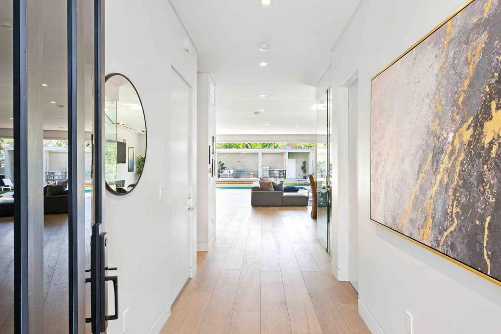 Hollywood Hills 5 Bedroom Villa, Pool, Rooftop, Parking