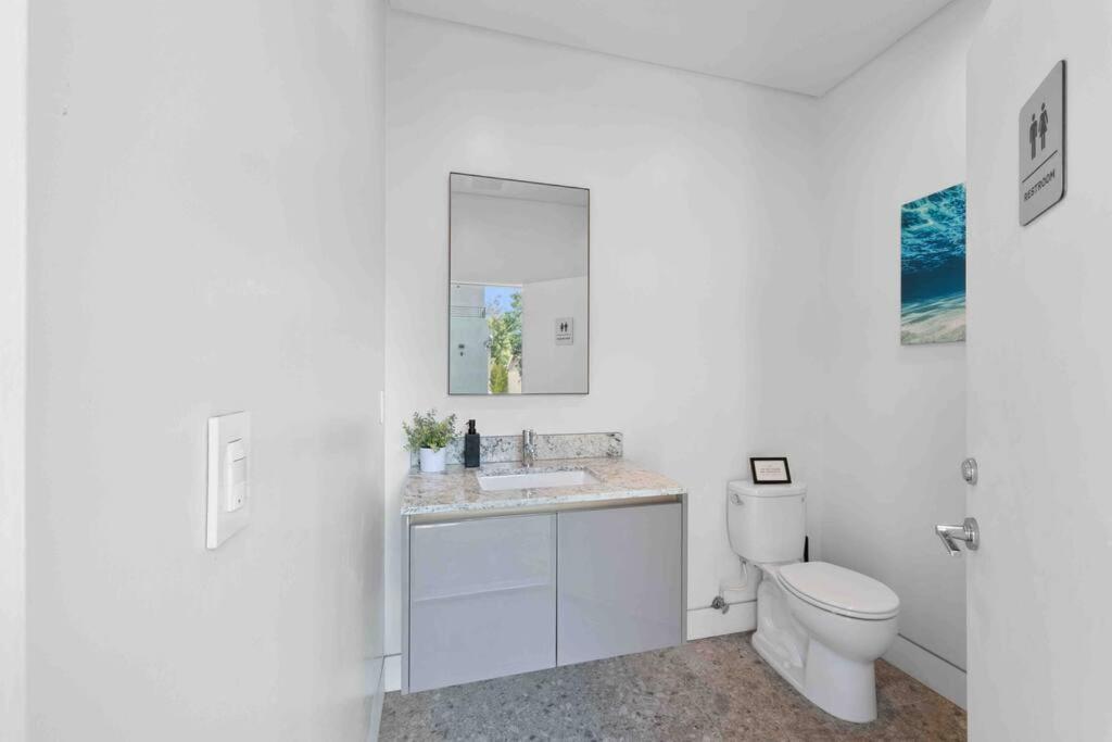 Hollywood Hills 5 Bedroom Villa, Pool, Rooftop, Parking * Los Angeles