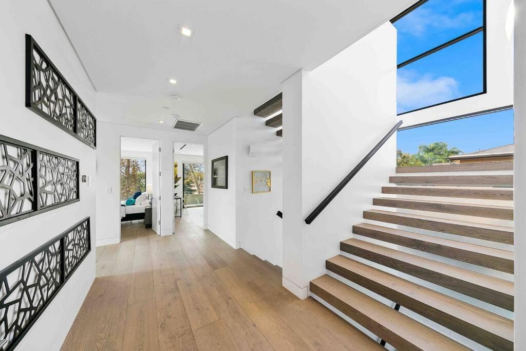 Hollywood Hills 5 Bedroom Villa, Pool, Rooftop, Parking *