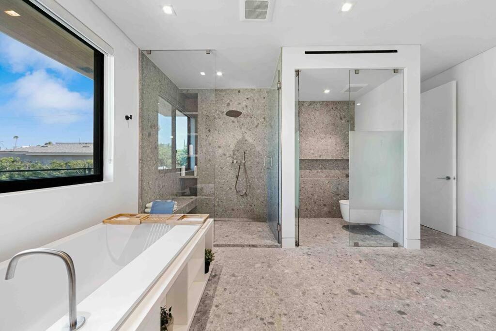 Hollywood Hills 5 Bedroom Villa, Pool, Rooftop, Parking Villa *