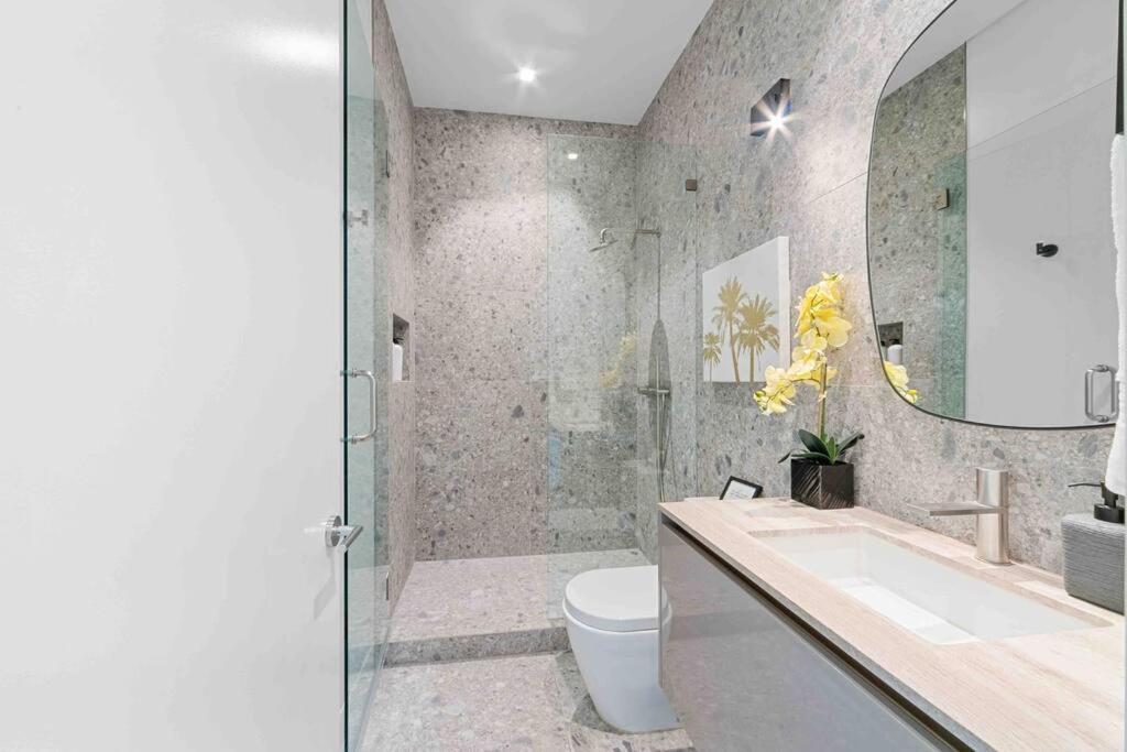 Hollywood Hills 5 Bedroom Villa, Pool, Rooftop, Parking Villa