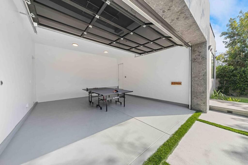 Hollywood Hills 5 Bedroom Villa, Pool, Rooftop, Parking *