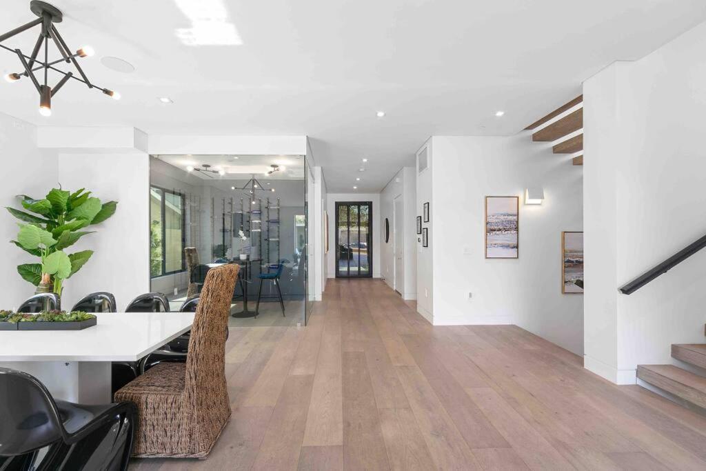 Hollywood Hills 5 Bedroom Villa, Pool, Rooftop, Parking Villa