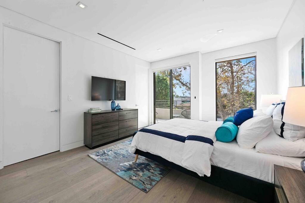 Hollywood Hills 5 Bedroom Villa, Pool, Rooftop, Parking *