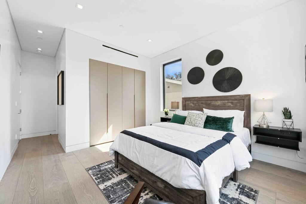 Hollywood Hills 5 Bedroom Villa, Pool, Rooftop, Parking Villa *