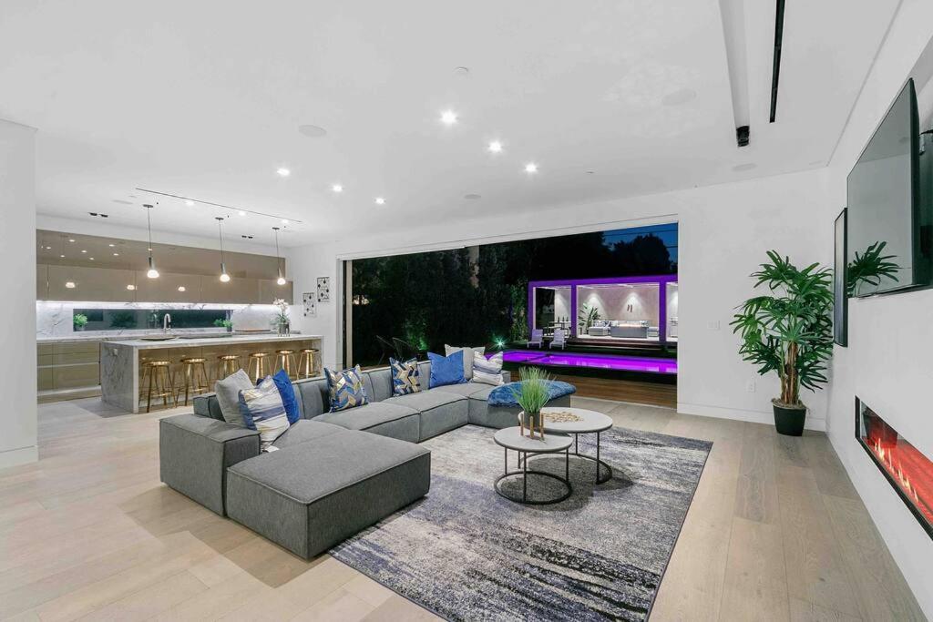 Hollywood Hills 5 Bedroom Villa, Pool, Rooftop, Parking Villa *
