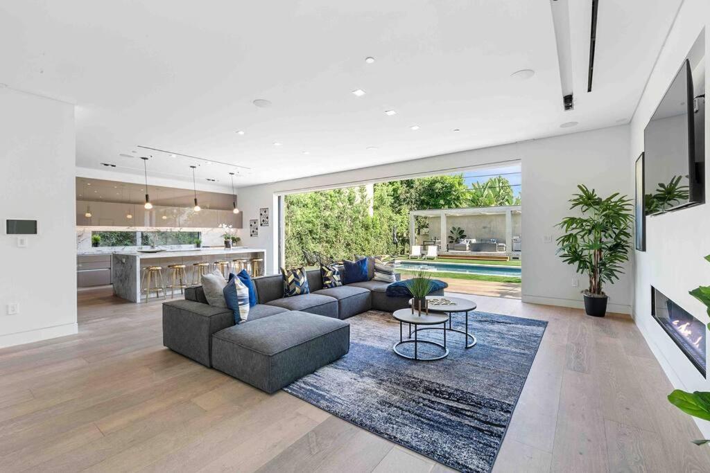 Hollywood Hills 5 Bedroom Villa, Pool, Rooftop, Parking *