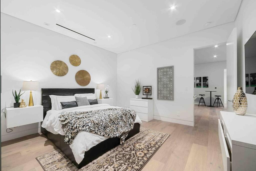 Hollywood Hills 5 Bedroom Villa, Pool, Rooftop, Parking Villa *