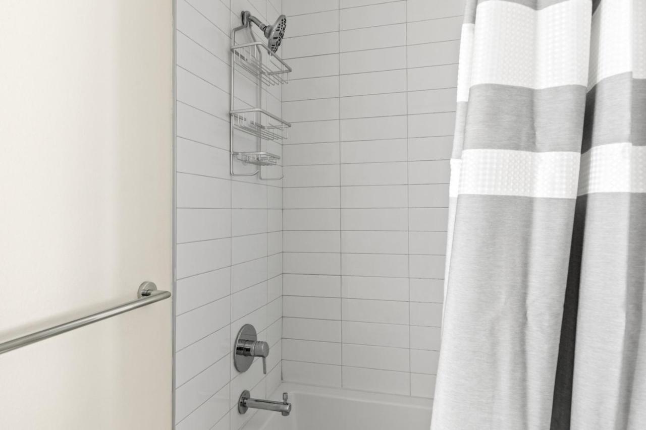 Hollywood 2br W Gym Pool Lounge Nr The 101 Lax-730 Los Angeles