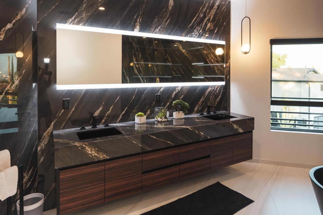 Holiday home Brand New Luxurious Hollywood Estate 4 Bedroom , 7 Bathrooms 3 Parking Spaces With 360 Views Of La *