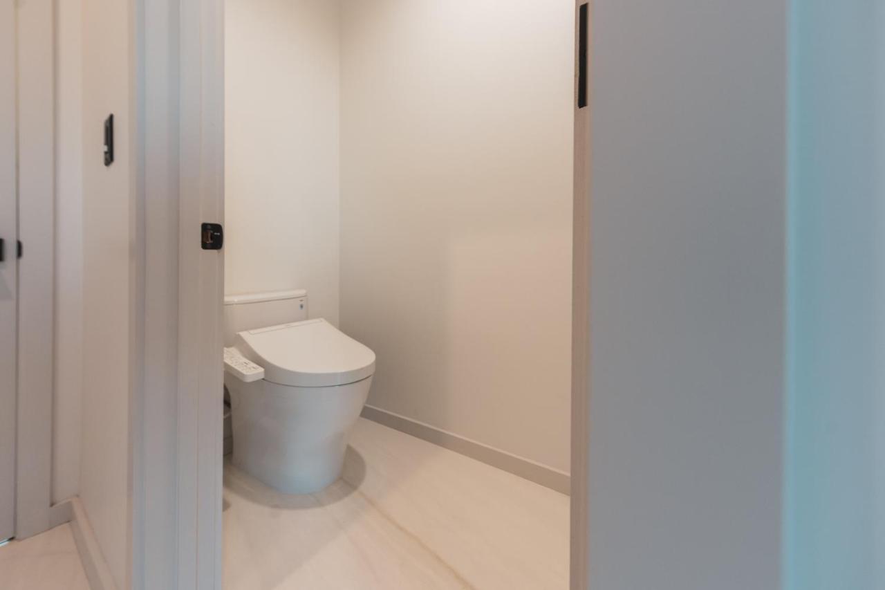Holiday home Brand New Luxurious Hollywood Estate 4 Bedroom , 7 Bathrooms 3 Parking Spaces With 360 Views Of La *