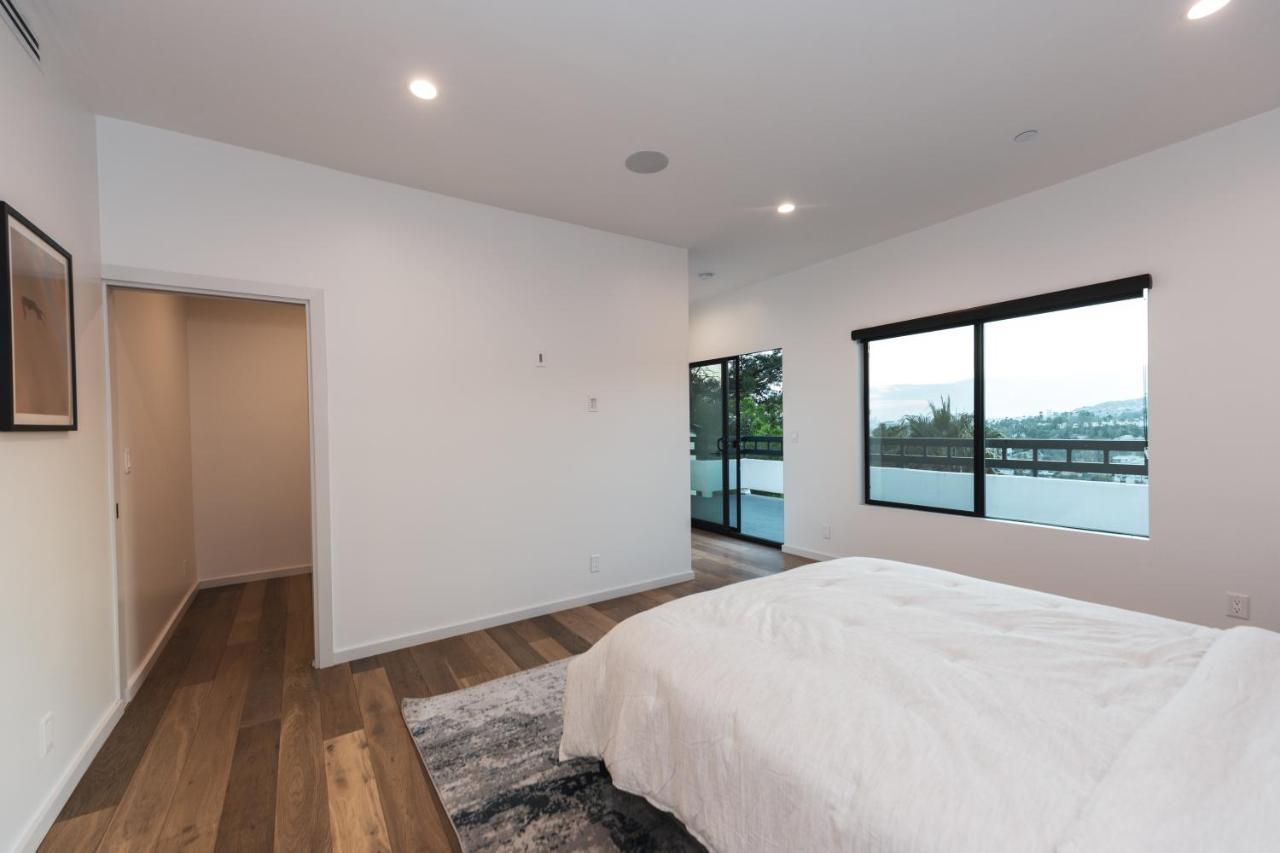 Brand New Luxurious Hollywood Estate 4 Bedroom , 7 Bathrooms 3 Parking Spaces With 360 Views Of La *