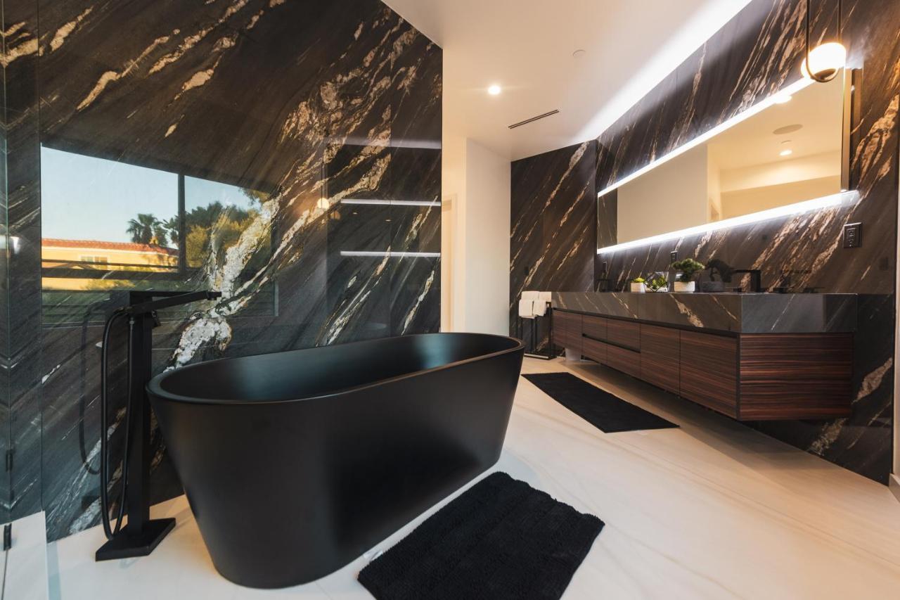 Holiday home Brand New Luxurious Hollywood Estate 4 Bedroom , 7 Bathrooms 3 Parking Spaces With 360 Views Of La *