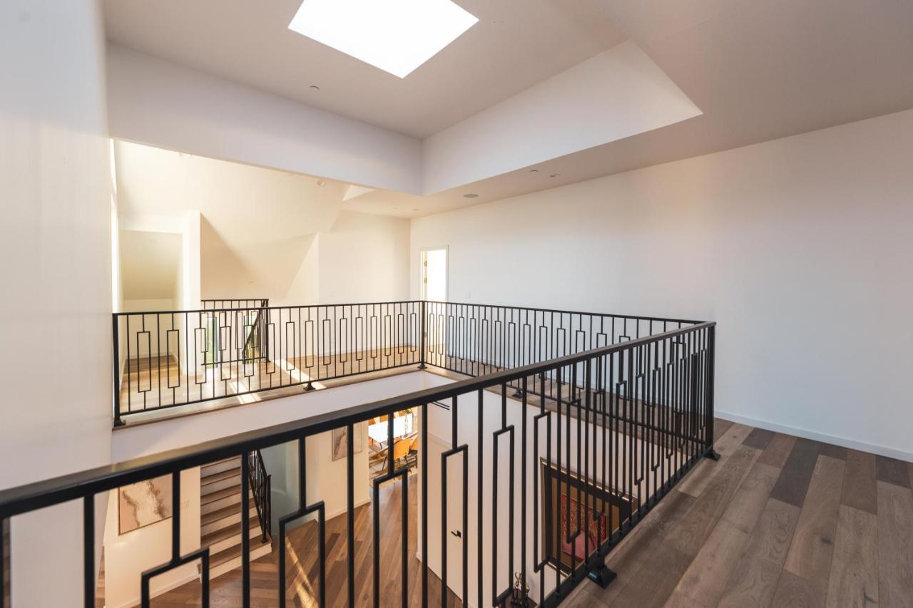 Brand New Luxurious Hollywood Estate 4 Bedroom , 7 Bathrooms 3 Parking Spaces With 360 Views Of La Holiday home